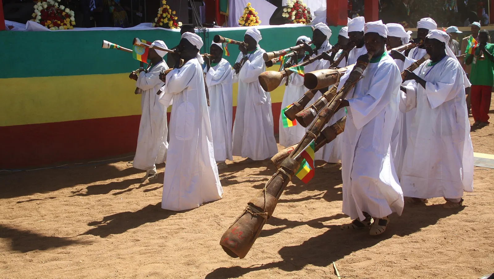 ባህላዊ አለባበስና የቀንድ ሙዚቃ